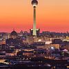 Berlijnse televisietoren in het avondlicht van Robin Oelschlegel
