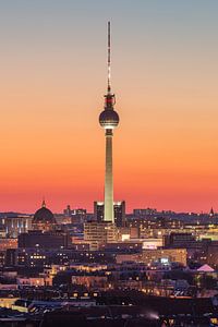 Tour de télévision berlinoise dans la lumière du soir
