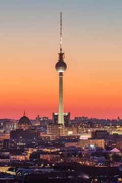 Berlijnse televisietoren in het avondlicht van Robin Oelschlegel