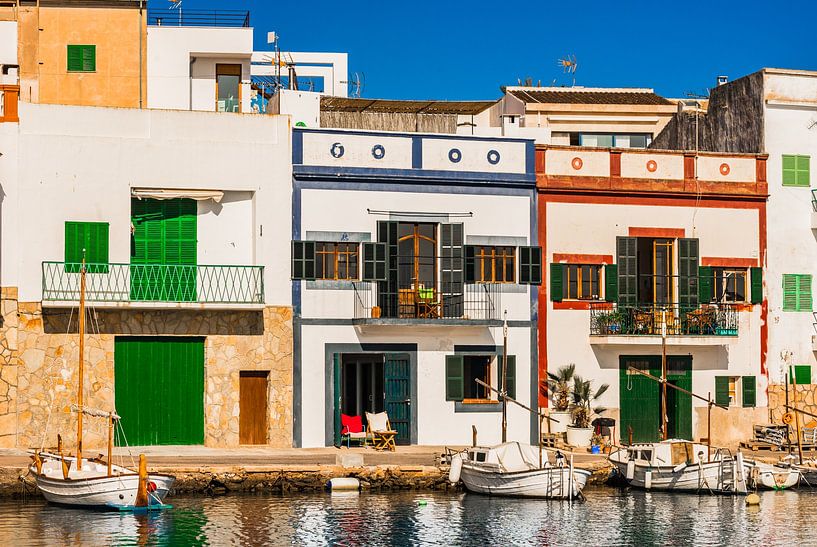 Porto Colom havendorp met kleurrijke huizen op Mallorca, Spanje Balearen van Alex Winter