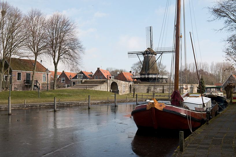 Port de Sloten Sleat avec vue sur le moulin Kaai un moulin à maïs par W J Kok