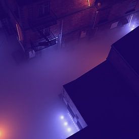 Luftaufnahme einer nebligen Gasse bei Nacht, beleuchtet von Neonröhren. von Ysbrand Cosijn