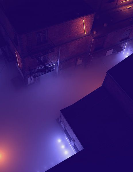 Vue aérienne d'une ruelle brumeuse de nuit éclairée par des néons. par Ysbrand Cosijn