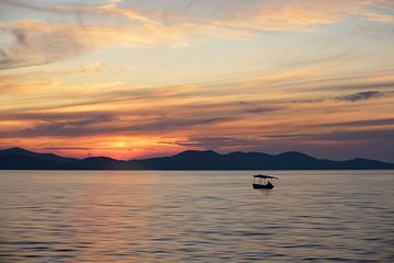Vissersbootje in de haven van Zadar van Truus Nijland