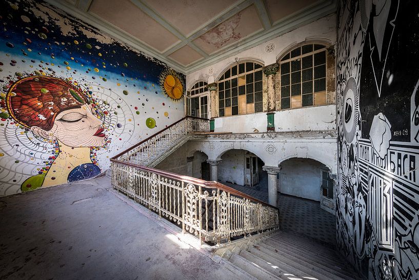 Escalier avec art sur les murs par Inge van den Brande