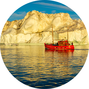 IJsberg met rode vissersboot op Groenland van Chris Stenger