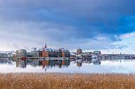 Uitzicht over de Warnow naar de Hanzestad Rostock in de winter van Rico Ködder thumbnail