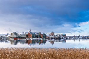 Blick über die Warnow auf die Hansestadt Rostock im Winter