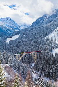 Chemin de fer rhétique sur le viaduc de Langwieser en Suisse sur Werner Dieterich