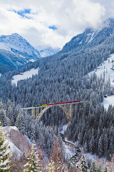 De Rhätische Bahn op het Langwieserviaduct in Zwitserland van Werner Dieterich