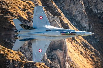 Zwitserse F-18 vliegt doorheen de Alpen van KC Photography