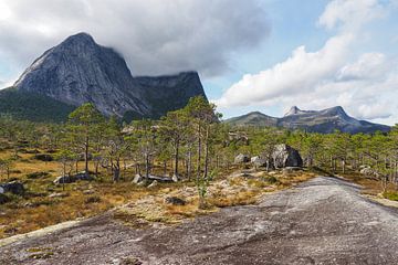 Norway's spectacular nature - mountains, fjords and lakes in impressive photography.