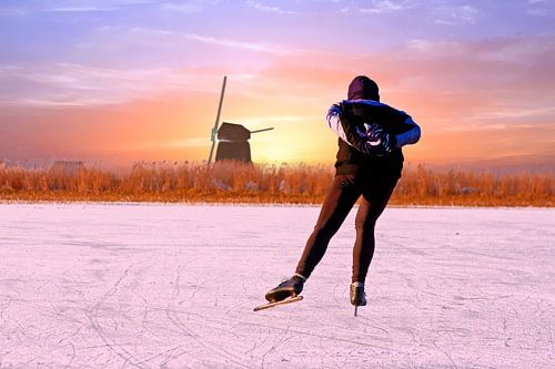 Eenzame schaatser bij zonsondergang in de winter