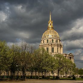 hotel des invalides  in parijs met donkere wolken van Eric van Nieuwland