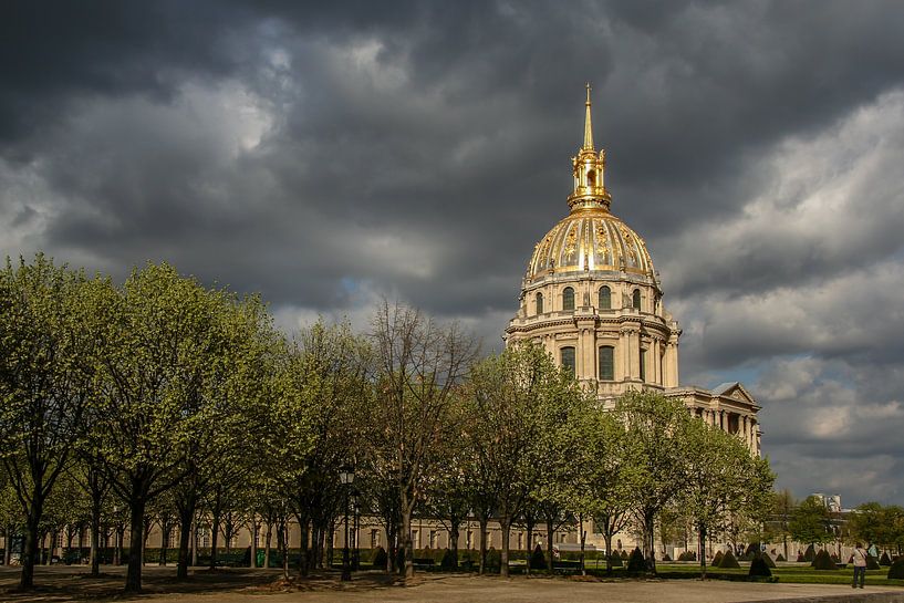 hotel des invalids in paris mit dunklen wolken von Eric van Nieuwland