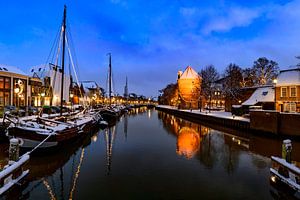 Zwolle Thorbeckegracht an einem kalten, verschneiten Winterabend