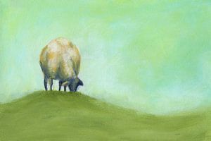 Un mouton solitaire broute sur une colline