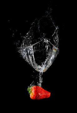 Spetterend fruit, de aardbei. van Jan van Zessen