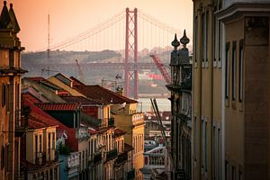 Les toits de Lisbonne avec le Ponte 25 de Abril au soleil couchant