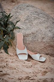 Nahaufnahme von Hochzeitsschuhen im Sand von Yvette Jonker-Quick