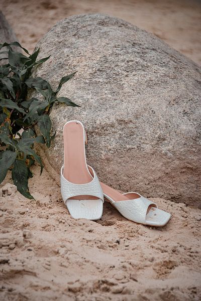 Close-up van trouwschoenen in het zand van Yvette Jonker-Quick