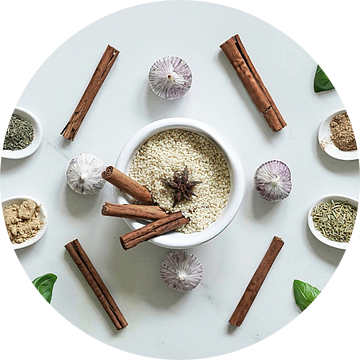 Modern stilleven met specerijen voor in de keuken.