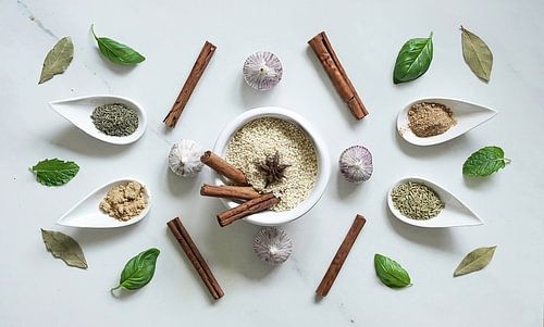 Modern stilleven met specerijen voor in de keuken.