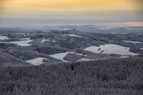 Prachtig winterlandschap vanaf het hoogste punt van de Eifel