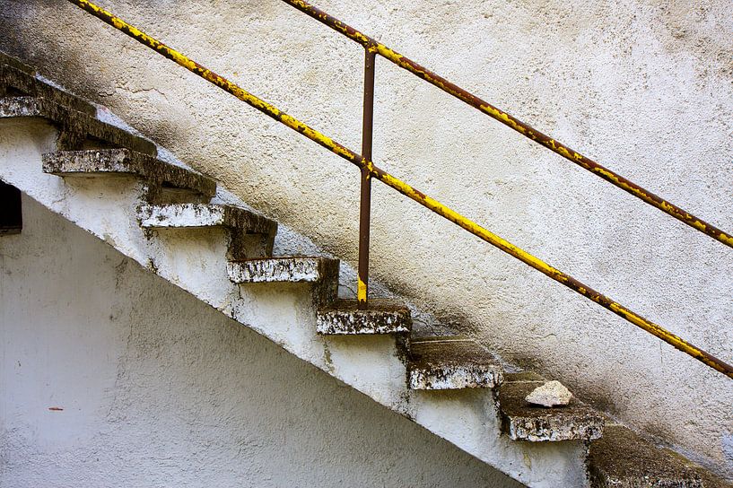 Paroi grunge de l'escalier en béton par Jan Brons