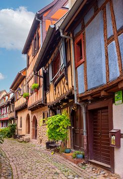 Verticaal straatbeeld van Eguisheim, Elzas, Frankrijk van Adelheid Smitt
