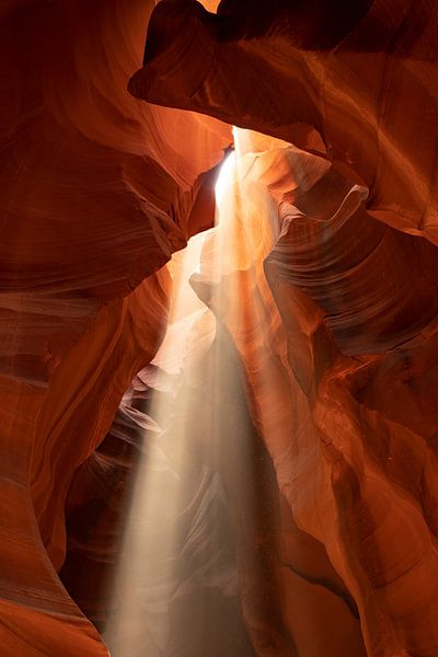 Upper Antelope Canyon met Lichtstraal. van Gert Hilbink