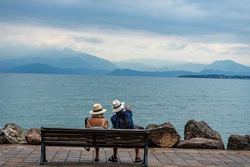 Altes Paar macht Urlaub am Gardasee von Animaflora PicsStock