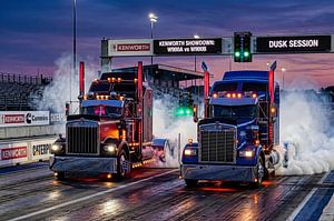 Kenworth W900 Showdown in het avondlicht