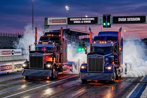 Le Kenworth W900 sous la lumière du soir