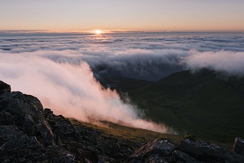 Zonsondergang vanaf de Slættaratindur op Faroer