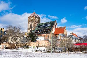 Zicht op de St. Nicolaaskerk in de winter in de Hanzestad Rostock van Rico Ködder