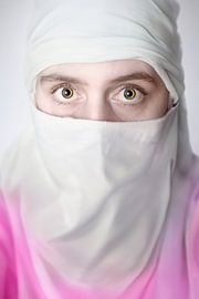 Frau mit einem Schleier, der ein schönes Gänseblümchen darstellt von Elianne van Turennout