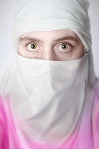 Frau mit einem Schleier, der ein schönes Gänseblümchen darstellt