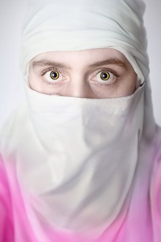 Vrouw met een sluier dat een prachtig madeliefje representeert