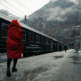 Vrouw in rode jas op Flam station, Noorwegen