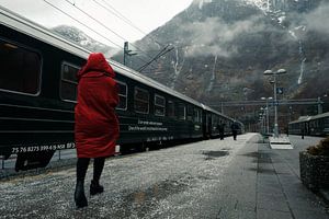 Femme en manteau rouge à Flam station, Norvège sur Arno Maetens