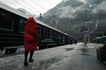 Vrouw in rode jas op Flam station, Noorwegen van Arno Maetens