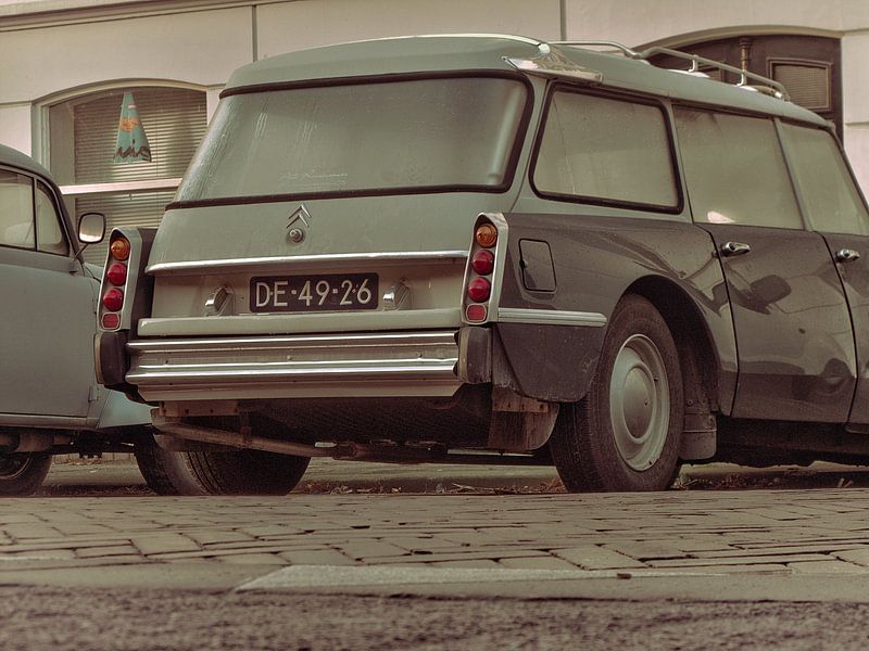 Backside of a Citroën DS Break by Jan-Loek Siskens