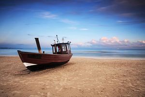 Bateau de pêche sur la plage sur Frank Herrmann