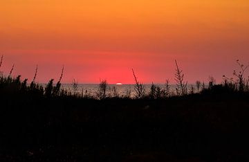 De kust van griekenland met ondergaande zon en zicht op zee van foto by rob spruit