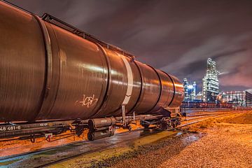 Scène van de nacht met een treinwagon en olieraffinaderij op de achtergrond, Antwerpen 2 van Tony Vingerhoets