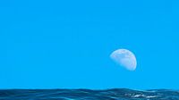 Mond über dem blauen weiten Meer mit Reflexionen