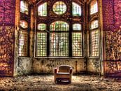 Stuhl in einem alten, verlassenen Gebäude von Tineke Visscher Miniaturansicht