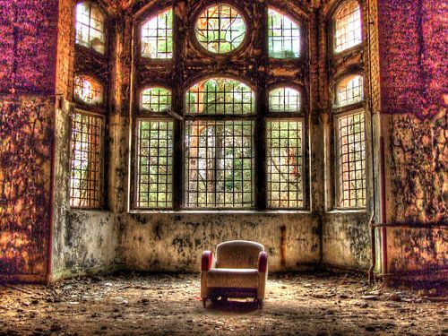 Chaise dans un vieux bâtiment abandonné