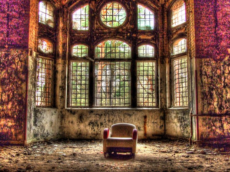 Stuhl in einem alten, verlassenen Gebäude von Tineke Visscher
